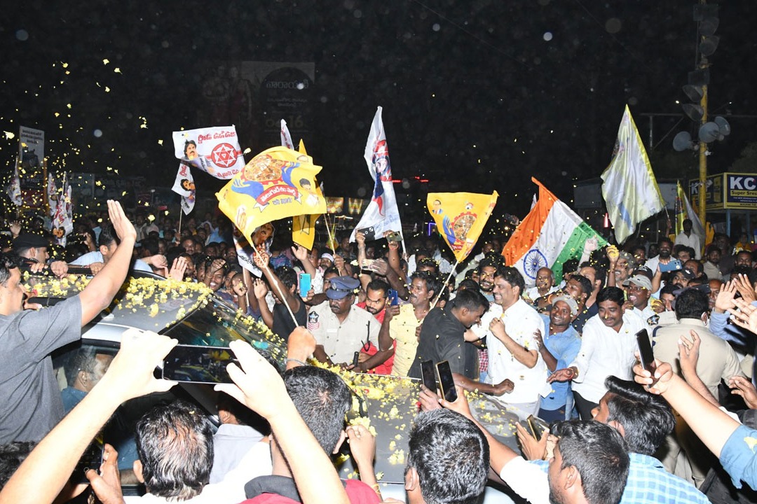 Unprecedented welcome for chandrababu in vijayawada and inBenz in Circle