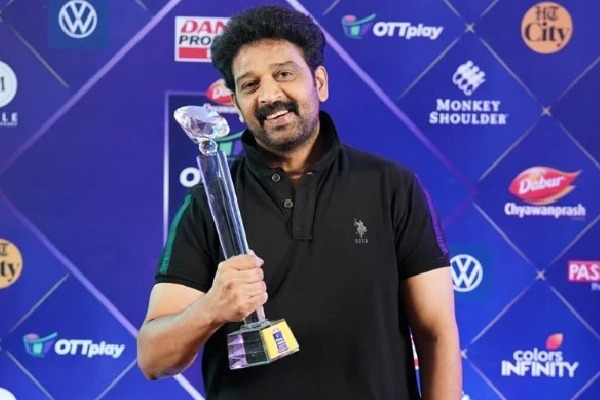 JD Chakravarthy receives best actor award