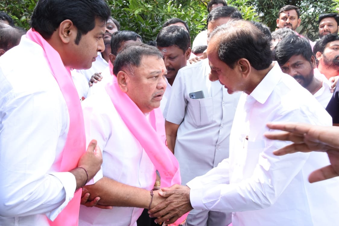Kasani Gnaneswar join brs in the presence of kcr
