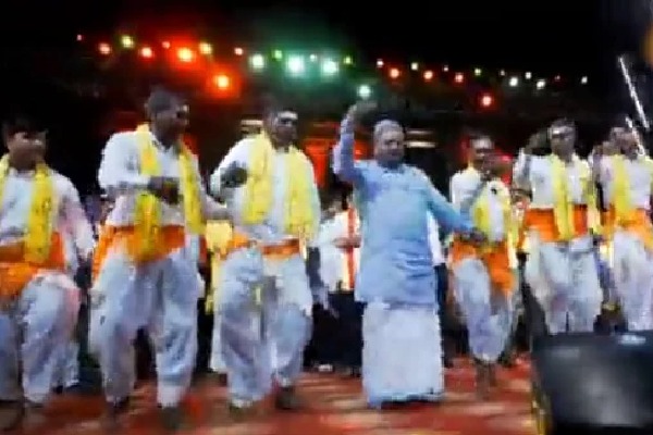 Karnataka CM Siddaramaiah dances in Hampi