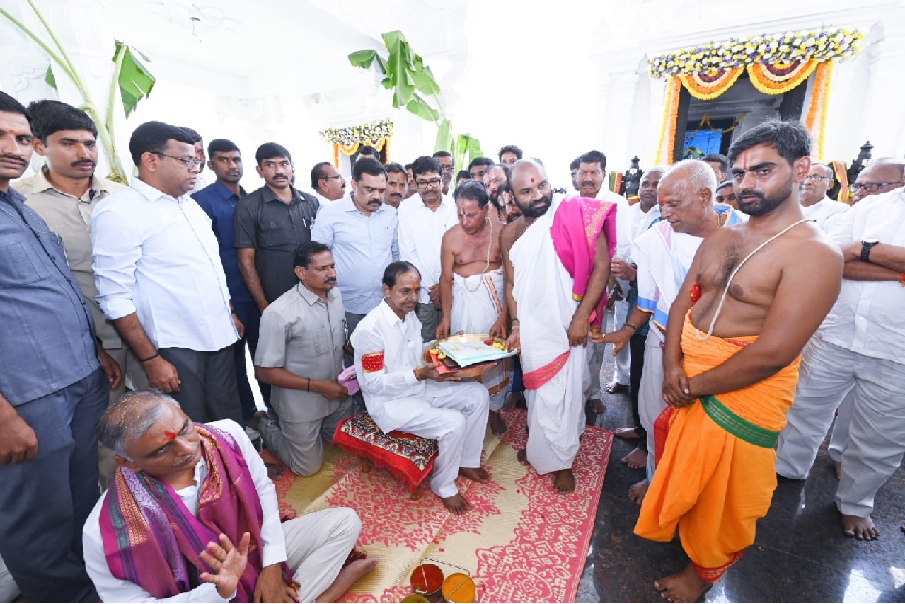 CM Kcr Special Prayers At Koanipalli Temple