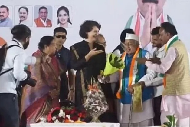 Priyanka Gandhi Breaks Into Laughter As Congress Leader Hands Over Bouquet Without Flowers In Indore