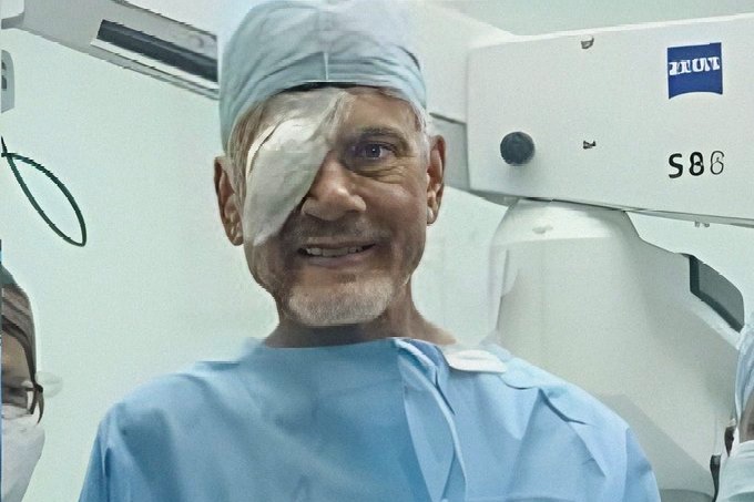 Chandrababu smiles after eye surgery