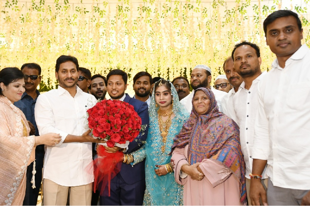 CM Jagan attends Zakia Khanam son marriage in Rayachoti