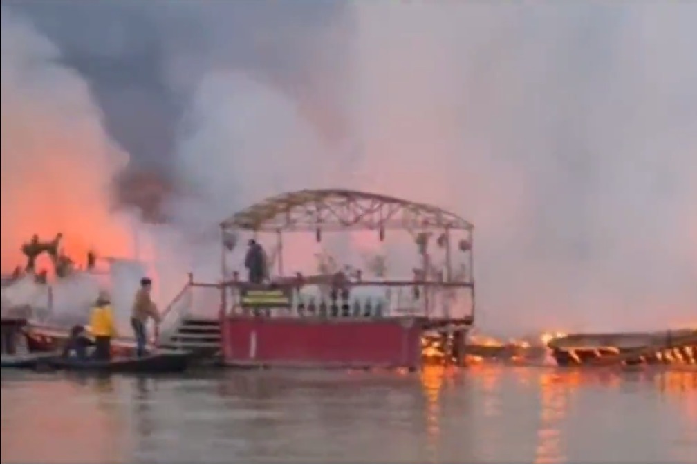 Massive Fire At Srinagar Dal Lake Several Houseboats Destroyed