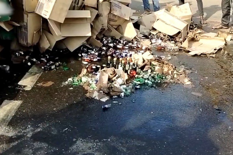 Liqour load lorry overturn in Vizag