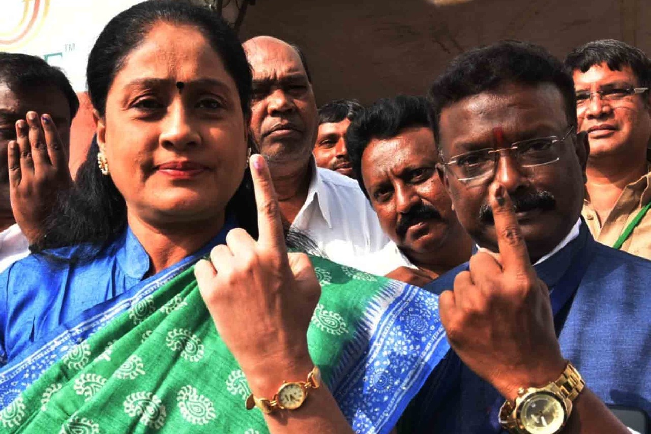 Vijayashanthi quits BJP, likely to join Congress
