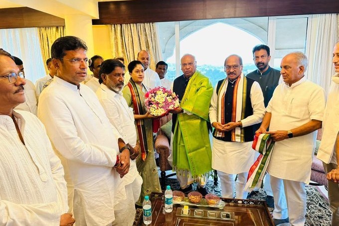 Actor-politician Vijayashanthi joins Congress in Telangana