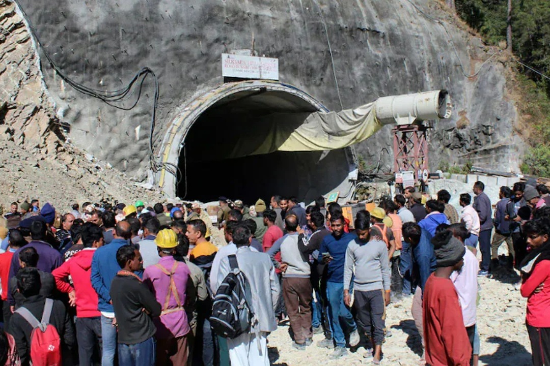 Rescue Work In Uttarakhand Tunnel again Paused After Cracking Sound