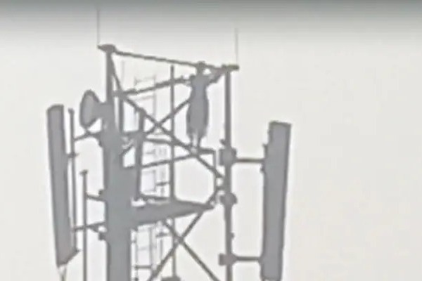 Jilted UP woman re-enacts 'Sholay' on mobile tower