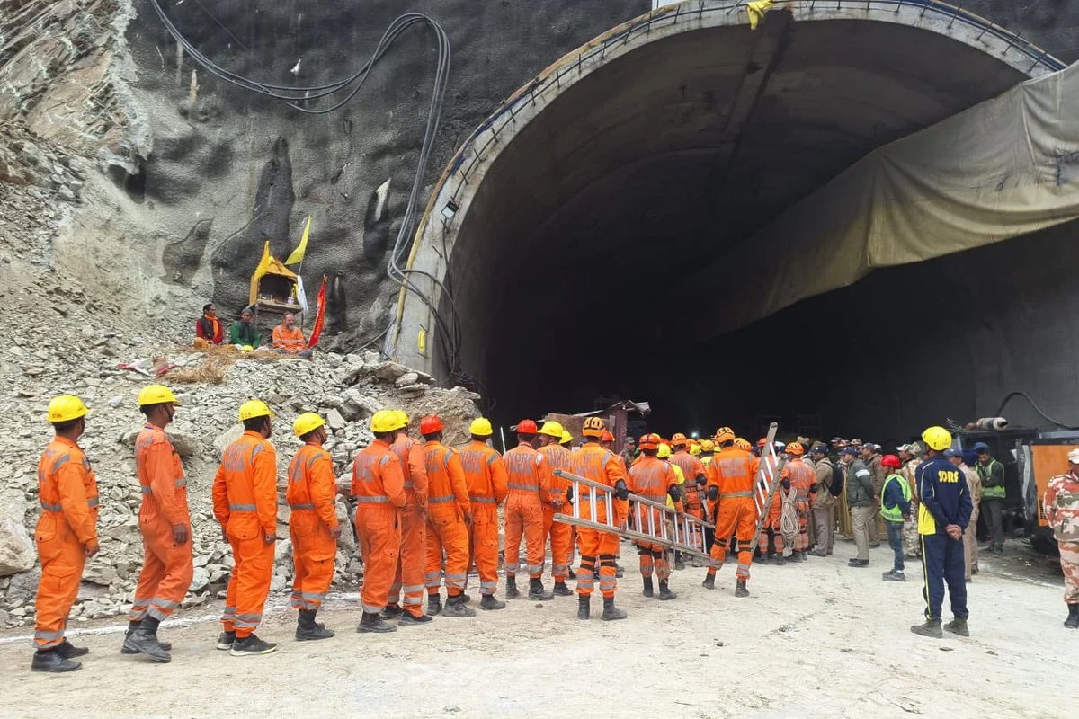 Workers trapped in tunnel will be out shortly
