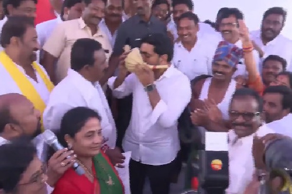 Nara Lokesh tastes toddy in Mummidivaram constituency