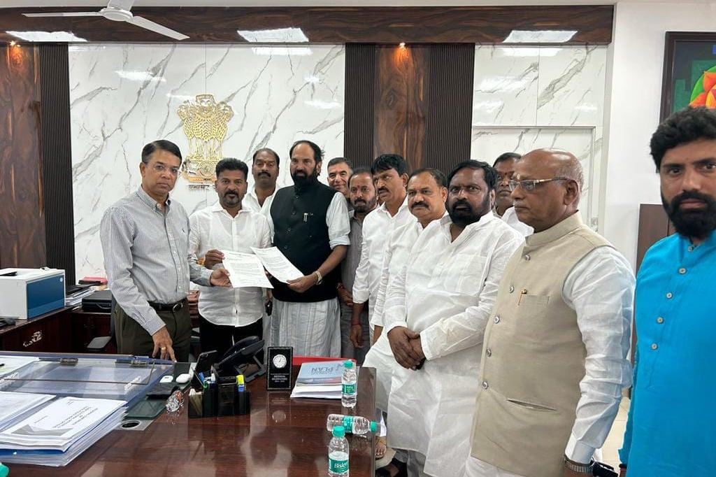 Telangana Congress alleges diversion of Rythu Bandhu funds