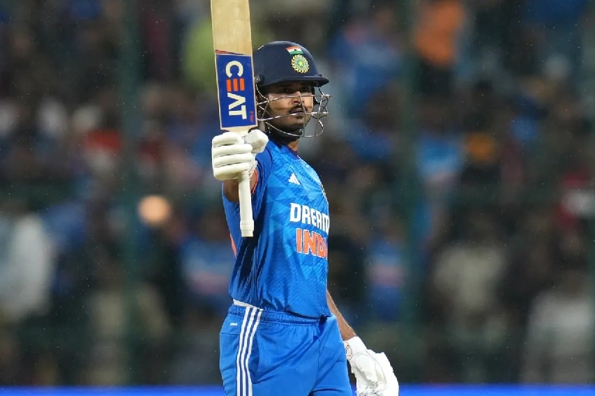 5th T20I: Shreyas Iyer's fifty helps India reach 160/8 against Australia