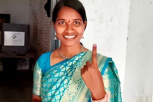 Barrelakka leading in kollapur election result