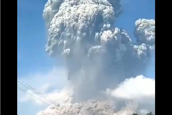  Mount Marapi in Indonesia erupts as 11 trekkers died 