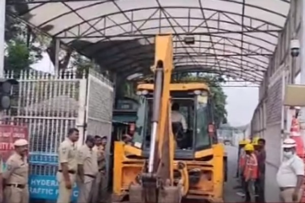 Removal of barricades in front of Pragathi Bhavan started