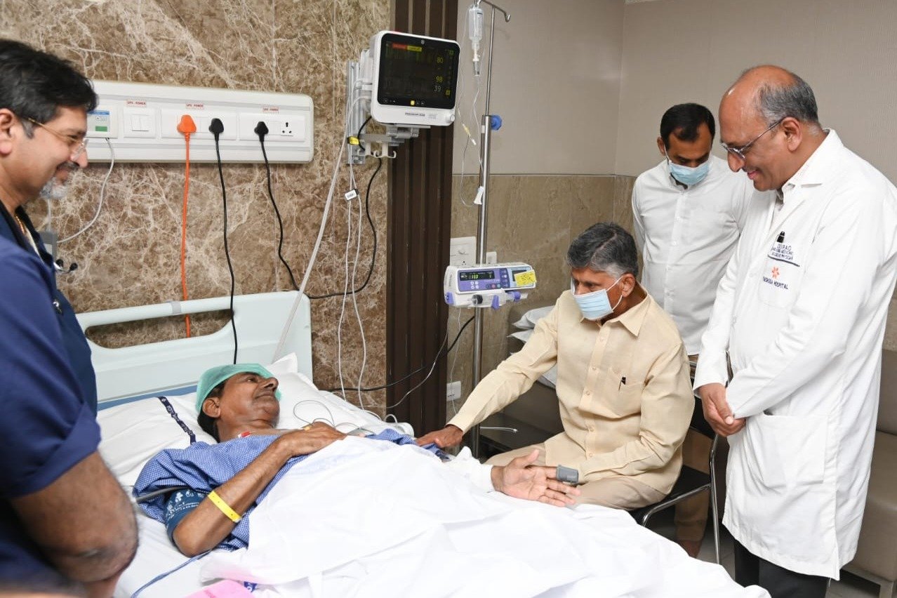 Chandrababu, Telangana DyCM visit KCR at hospital