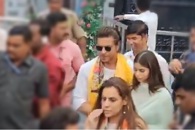 Shah Rukh Khan, Suhana pray at Shirdi Saibaba Temple