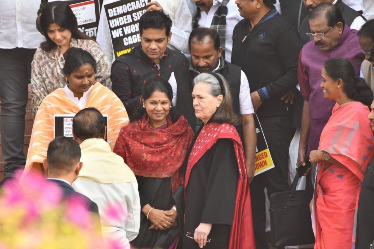 Sonia joins suspended MPs protest in Parliament