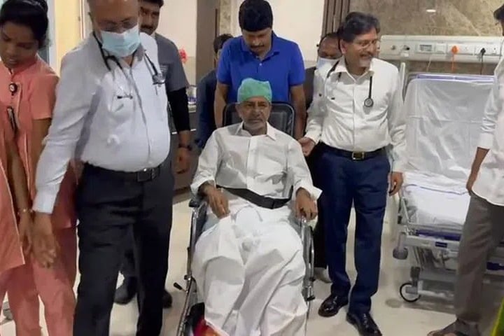 Ex CM KCR discharged from Yashoda hospital