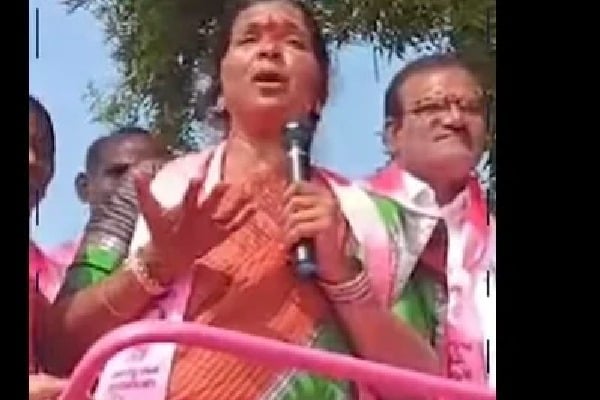 Padma Devender Reddy gives RS 2 lakh to party follower family