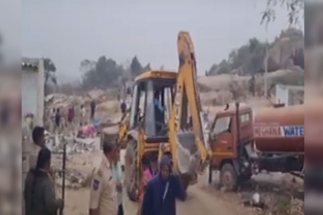 Clash Between Police And locals While Demolishing Illegal Constructions Quthbullapur