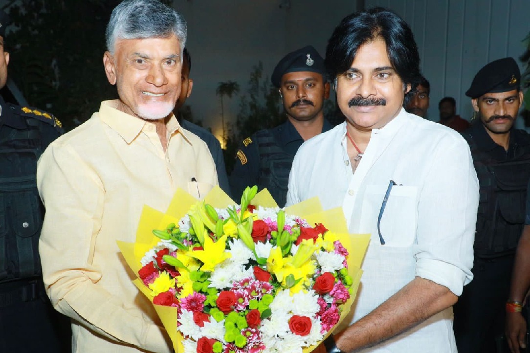 Chandrababu goes to Pawan Kalyan residence in Hyderabad