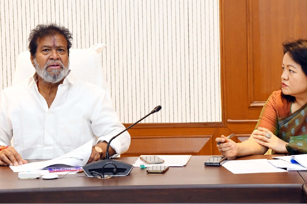 Telangana minister holds review meeting with officials over covid situation in state
