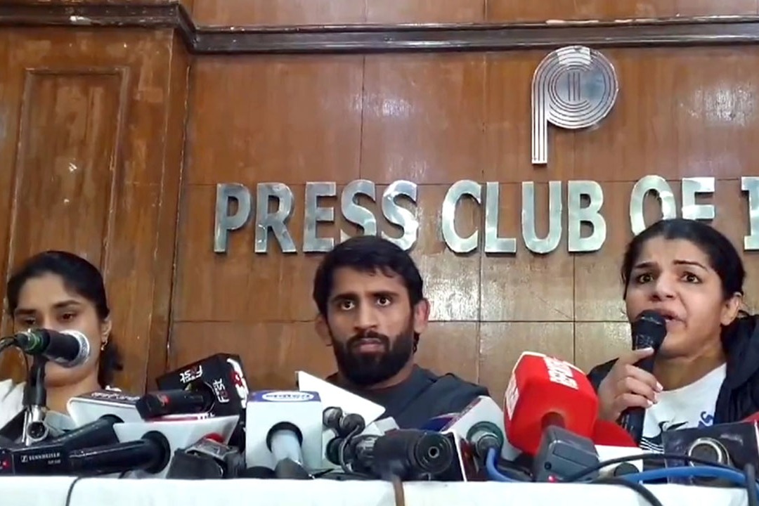 India Star Wrestler Sakshi Malik quits wrestling