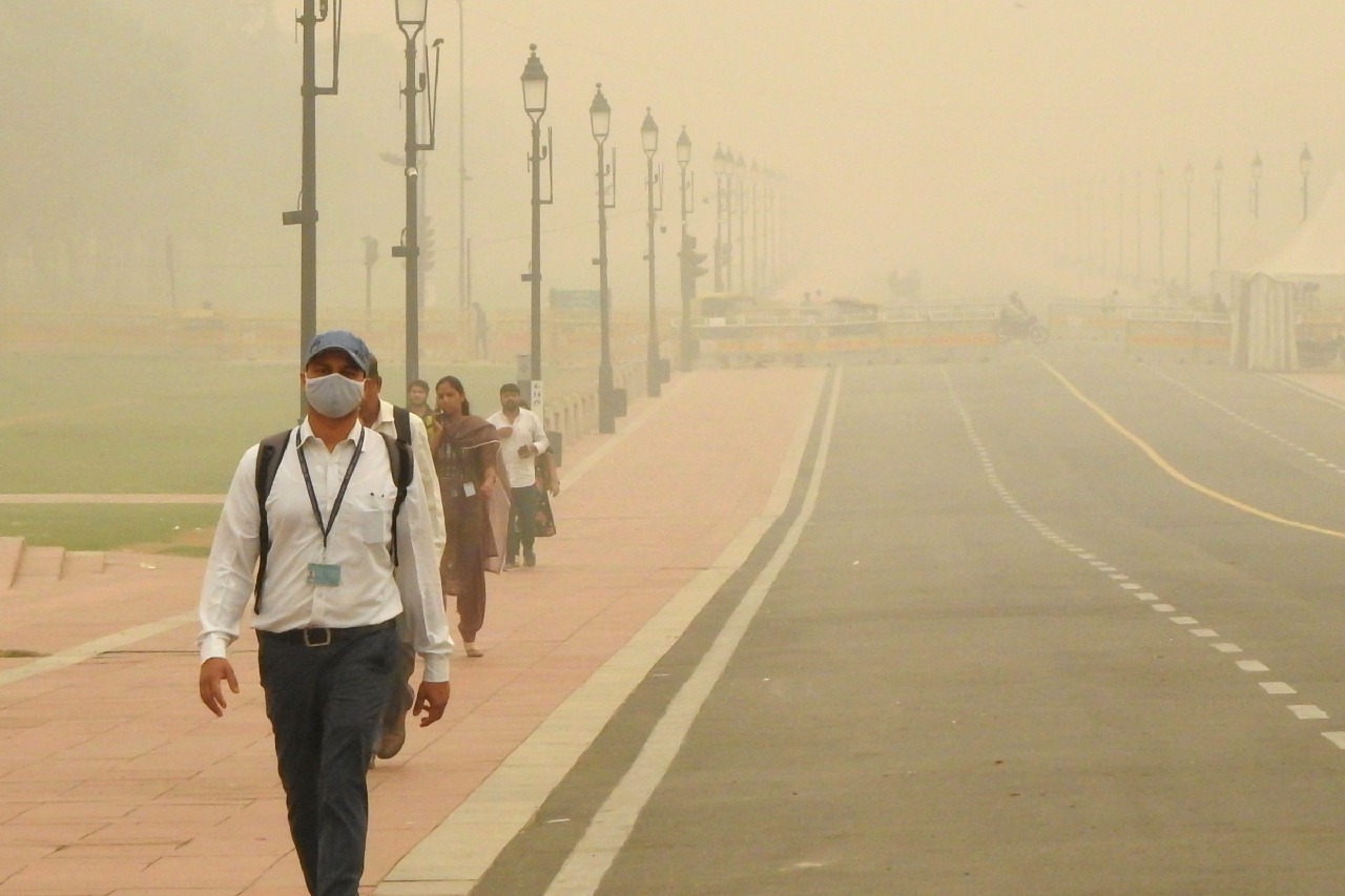 Cold, foggy weather in Delhi, flights delayed & air quality 'severe'