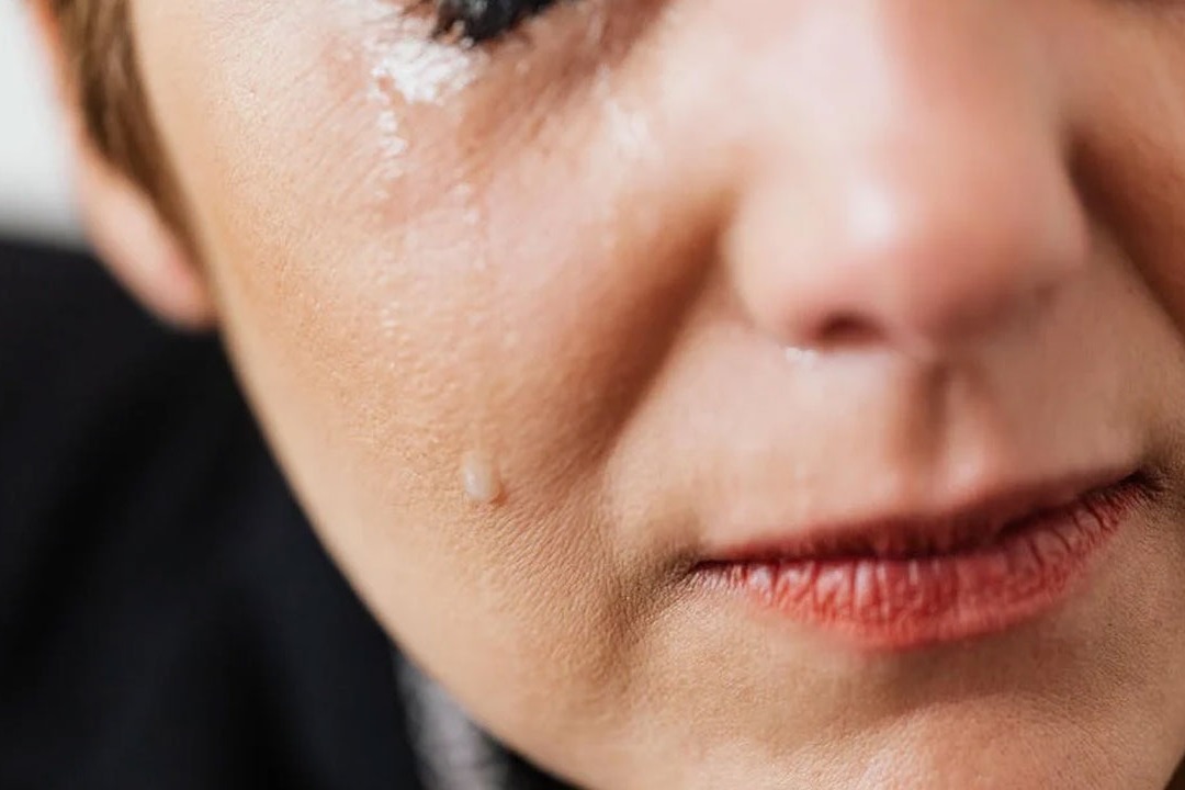 Sniffing Women Tears Cuts Men Aggressiveness