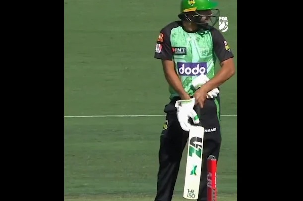 Pakistan cricketer comes to crease without pads