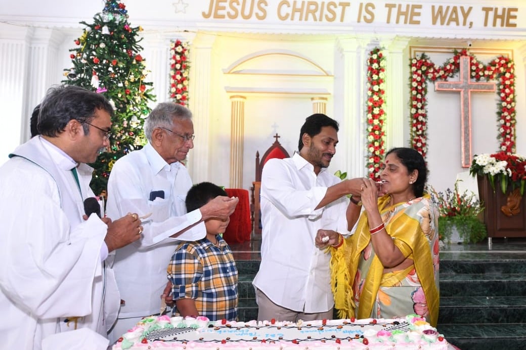 Andhra Pradesh CM celebrates Christmas with family members