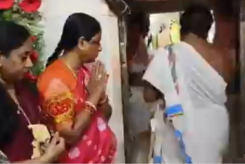 Konda Surekha visits Sammakka Sarakka 