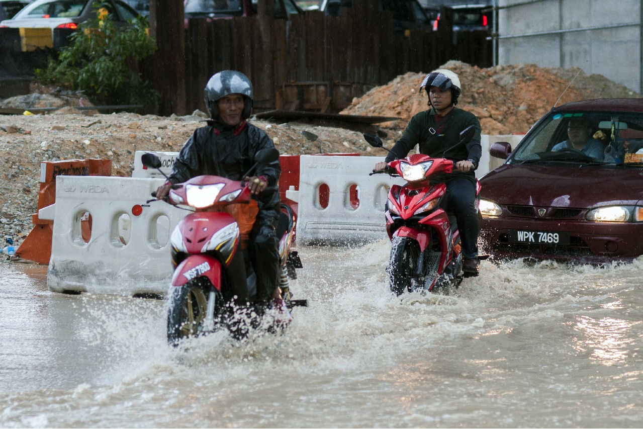 Floods force evacuation of over 9,000 in Malaysia