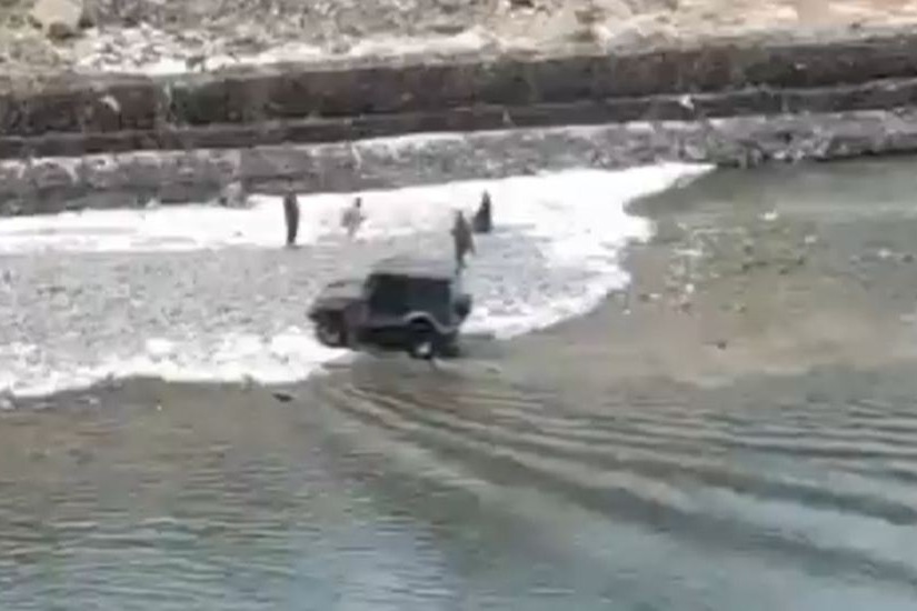 Tourist Drives Mahindra Thar SUV Through River To Beat Himachal Traffic Jam