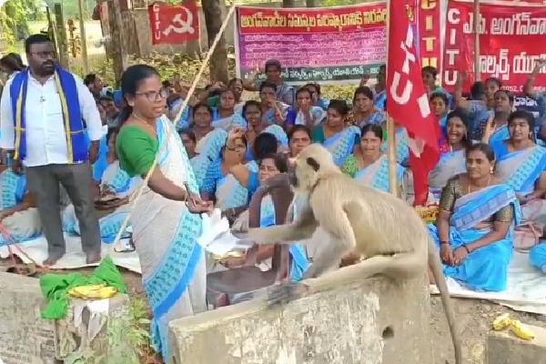 Anganwadis handed over their demands to a Baboon