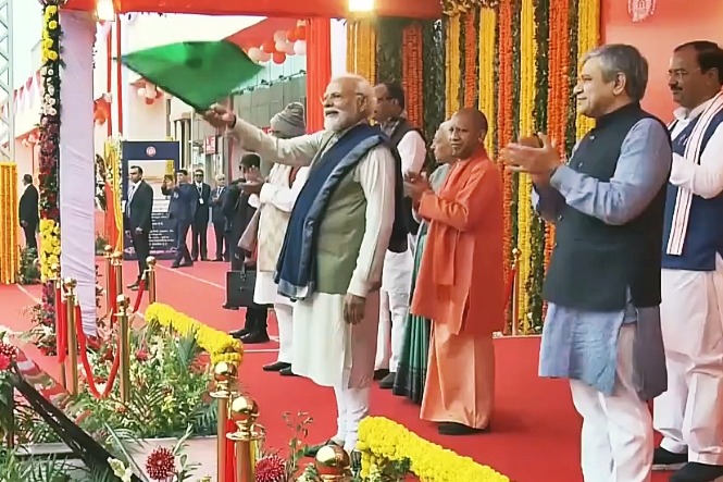 PM Modi flags off Jalna-Mumbai Vande Bharat Express amid cheers & claps