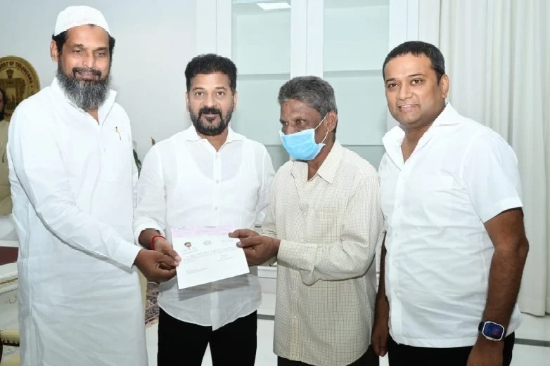 CM Revanth Reddy gives rs 2 lakh to deliverty boy family