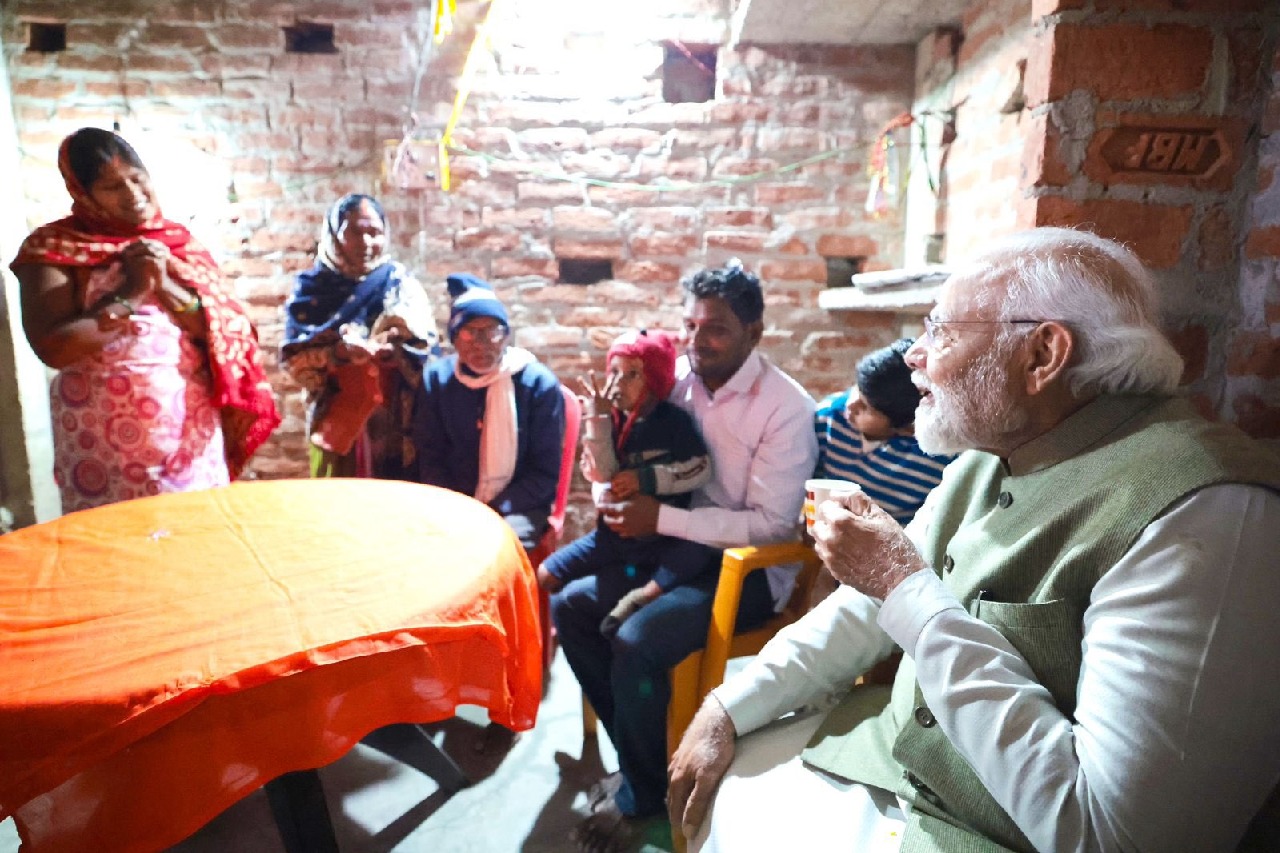PM Modi drinks Tea at a woman house in Ayodhya