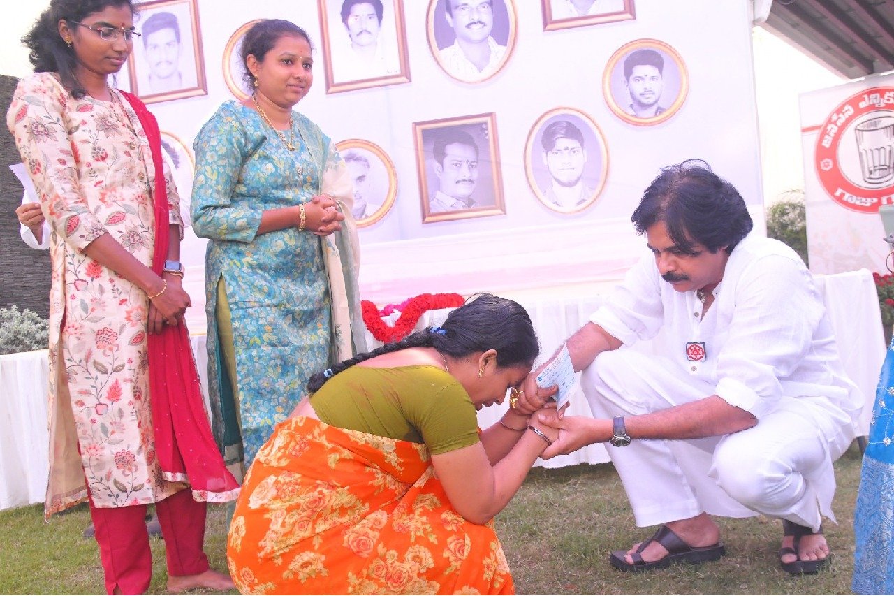Pawan Kalyan distributes cheques to deceased party workers family members