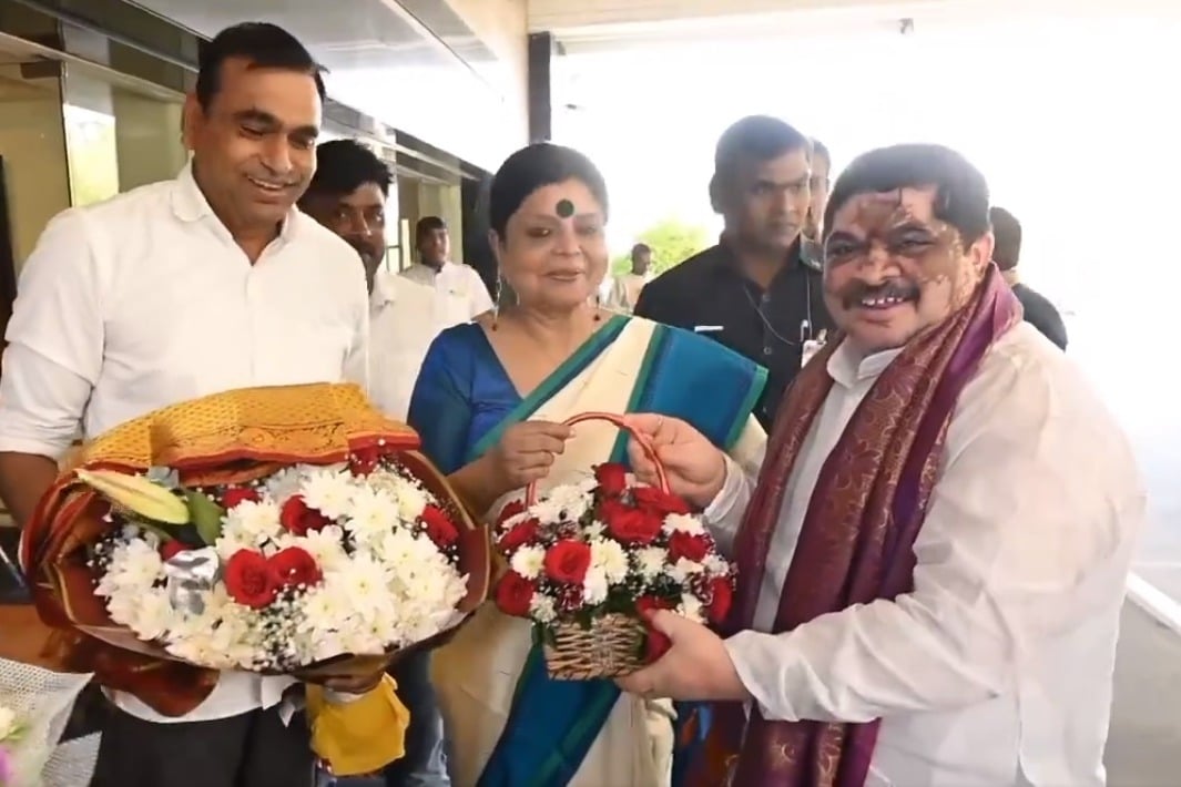 Ponnam Prabhakar congratulates newly appointed AICC in charge of Telangana Deepa 