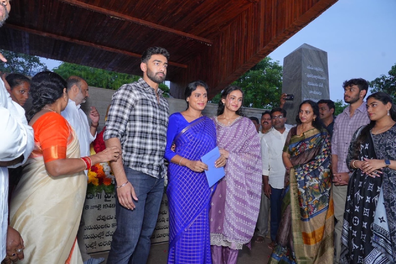Sharmila visits YSR Ghat in Idupulapaya