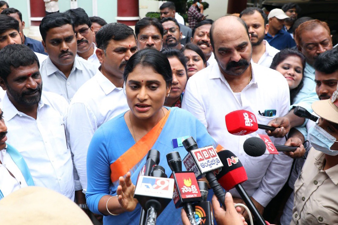 Sharmila meets brother Jagan Reddy a day before joining Congress