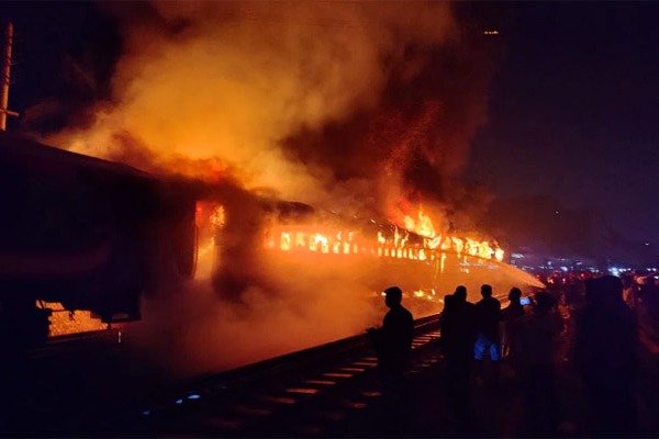 Benapole Express torched in Dhaka, 5 dead