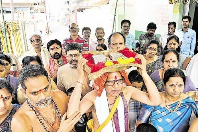 Hyderabad man marches to Ayodhya to deliver golden padukas