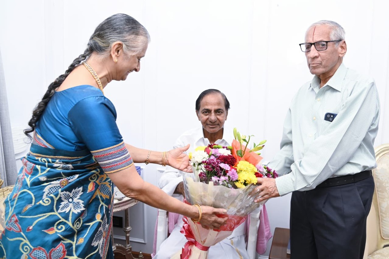 Former governor ESL Narasimhan and his wife visits CM KCR