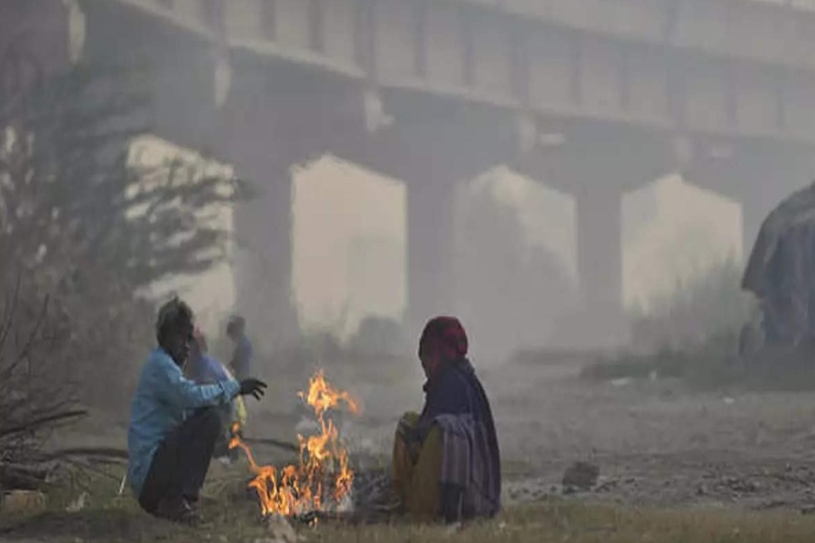 Delhi records minimum temp of 5.3, air quality remains 'very poor'