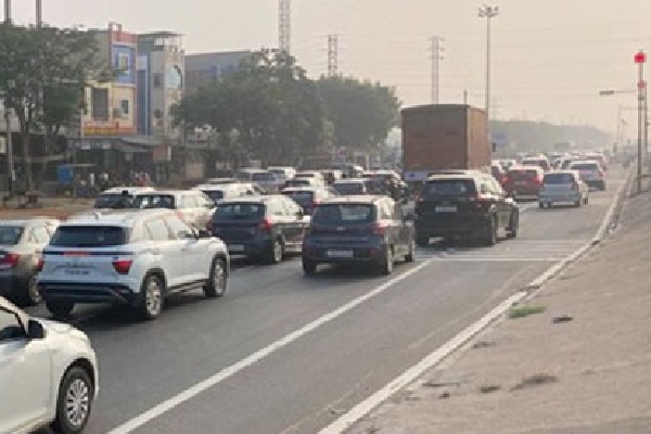 Huge rush on Hyderabad-Vijayawada highway as thousands head home for Sankranti